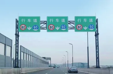 هل توجد أي لوائح تنظم لون أعمدة إشارات المرور؟